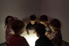 Co płynie, a co tonie? Zabawa polisensoryczna w grupie Misi (Turka, 2021)