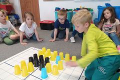 Kodowanie na dywanie w gr. Tygrysów (Turka, 2021)