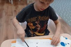 Muzyczne zajęcia w gr. Pszczółki (Owocowa, 2022)