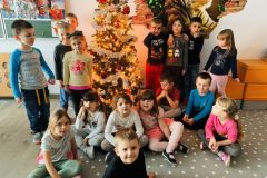Przedszkolaki z grupy „Tygrysy” przywitały w swojej sali choinkę (Turka, 2021)