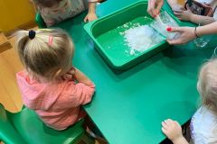 Słoneczka poznały jak się robi sztuczny śnieg (Koryznowej, 2022)