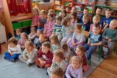 Spektakl teatralny w przedszkolu pt. ,,Jak bałwanek Franek utarł nos Królowej Śniegu" (Owocowa, 2021)