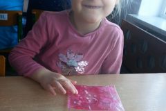 Walentynkowa zabawa sensoryczna w grupie Misie (Turka, 2021)