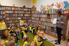 Wizyta w bibliotece gr. Wiewiórki i Pszczółki (Owocowa, 2022)