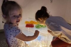 Zabawa polisensoryczna galaretką (Turka, 2021)