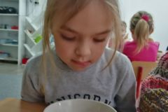 Zabawa polisensoryczna herbatą gr. Żabki (Turka, 2020)