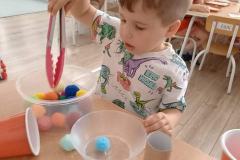 Zabawy manipulacyjno- sensoryczne w gr. Żabki i Wiewiórki (Owocowa, 2021)