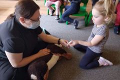 Zajęcia z edukacji kynologicznej - gr. "Słoneczka" i "Motylki" (Koryznowej, 2021)