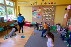Zajęcia z edukacji kynologicznej - gr. "Słoneczka" i "Motylki" (Koryznowej, 2021)