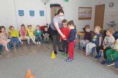 Zajęcia z edukacji kynologicznej w grupie Misie (Turka, 2021)