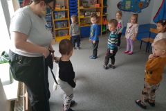 Zajęcia z edukacji kynologicznej w grupie Misie (Turka, 2021)