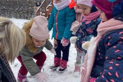 Zbudujemy dziś bałwana... Zabawy na śniegu - gr. "Słoneczka" (Koryznowej, 2021)