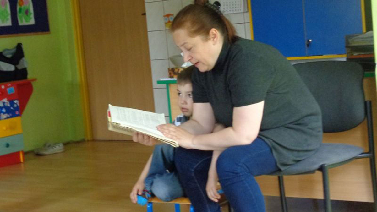 Rodzice czytają dzieciom