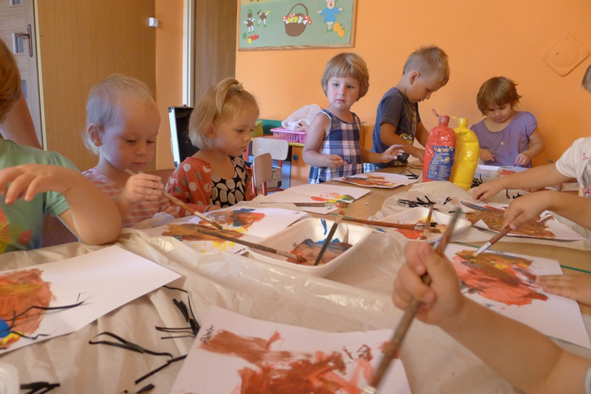 Warsztaty malarskie w grupie maluchów