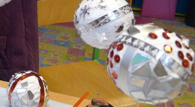 Robienie bombek w grupie „Wiewiórki”