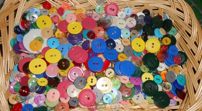 W Guzikowie – zabawy z guzikami