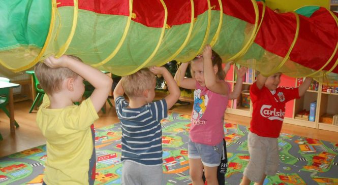 Wesołe zabawy w tunelu