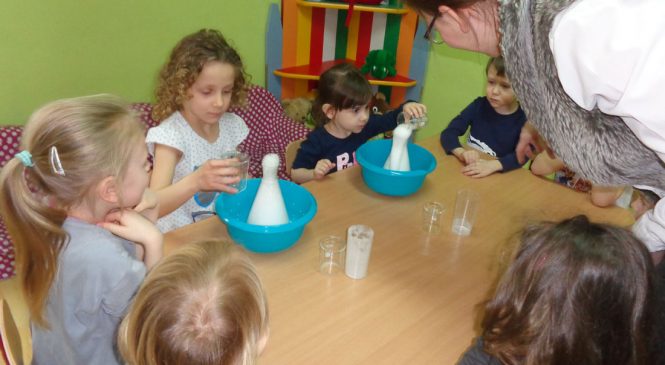 Nie tylko wybuchowo – warsztaty z fizyki,  UNIKIDS