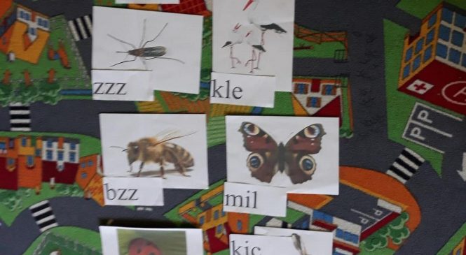 Klinika wesołego języka na łące