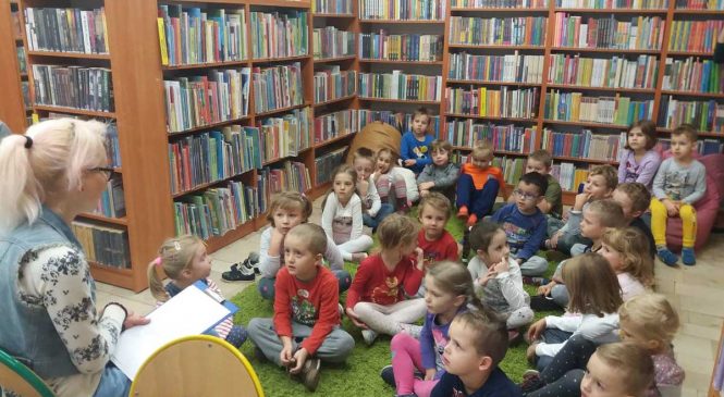 Wyjście do biblioteki – zajęcia o jesieni