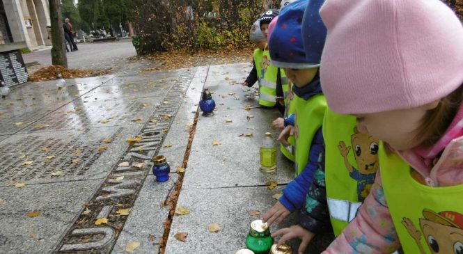 Odwiedzamy cmentarz -Dzień zadumy i refleksji