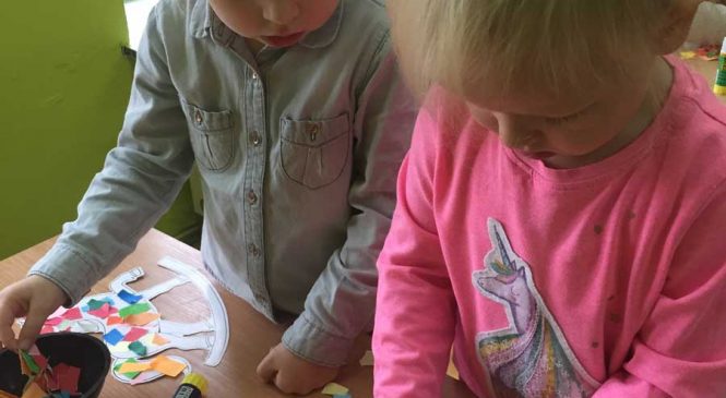 Miś Uszatek i konik na biegunach – zabawa w teatr, grupa „Misie”