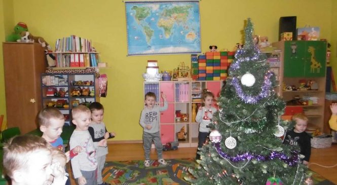 Tradycja ubierania choinki przedszkolnej