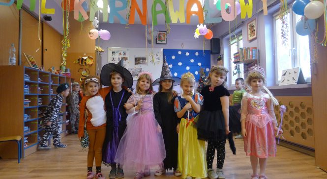 W karnawale, karnawale dzieci bawią się wspaniale