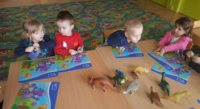 Lepienie dinozaurów – grupy „Misie” i „Króliki”