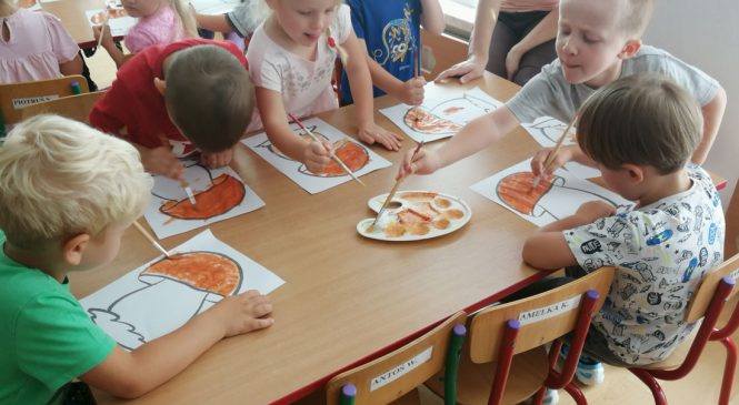 Malujemy i wyklejamy grzyby – grupa „Żabki”