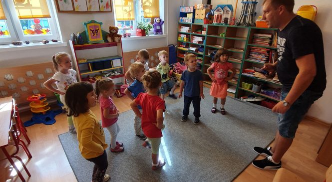 Pierwsze zajęcia z rytmiki gr. „Wiewiórki”