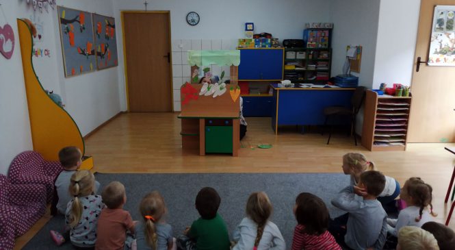 „Na straganie – przedstawienie w grupie „Żabek”