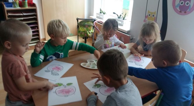 Zabawy plastyczne w grupie „Żabek” i kształtowanie nawyków zdrowego odżywiania się