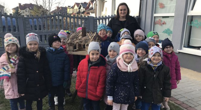 Dostaliśmy wspaniały prezent od Pani Sylwii – karmnik dla ptaków – grupa „Tygrysy”