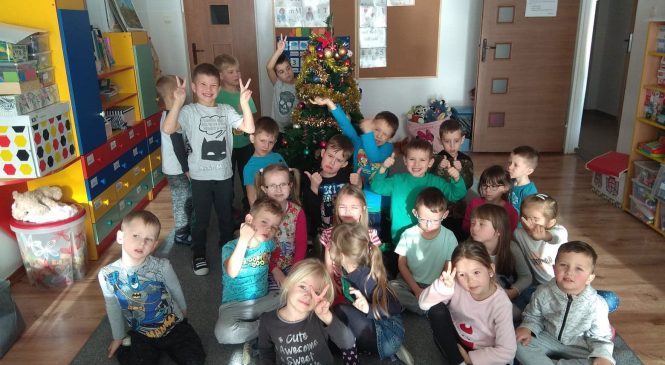 Ubieramy przedszkolną choinkę – grupa „Tygrysy”