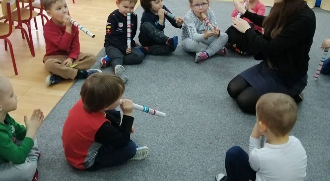 Kolorowa muzyka w grupie „Żabek”