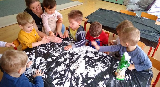 Zabawy w (sztucznym) śniegu – grupa Króliczki