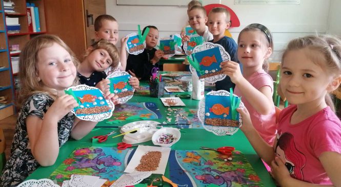 Akwarium ze złotą rybką gr. „Pszczółki”