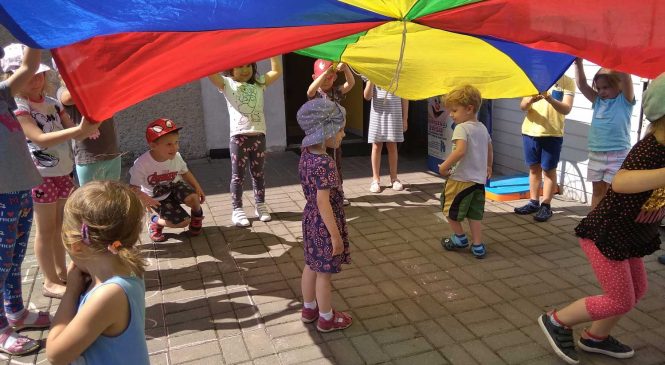 Wspólne zabawy na świeżym powietrzu