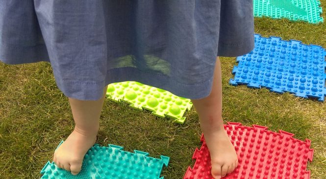 Zabawy sensoryczno-ruchowe na świeżym powietrzu