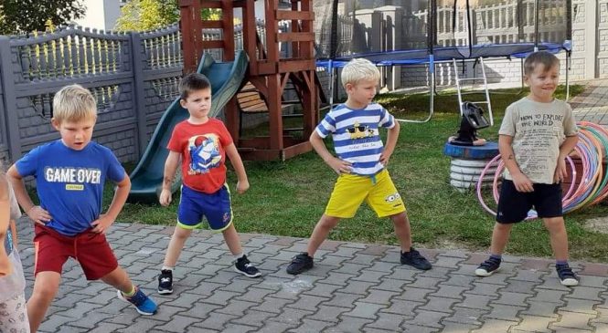 Korzystamy z jesiennego słońca i ćwiczymy na świeżym powietrzu – grupa „Tygrysy”