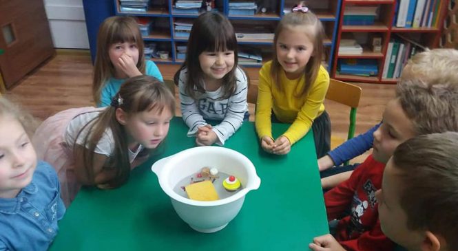 Zabawa badawcza „Co pływa? Co tonie?” w gr. Pszczółki