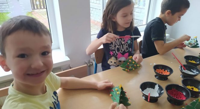 Prace plastyczne w grupie „Tygrysy” – „CHOINKA”