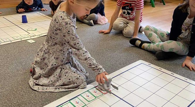 Zajęcia z robotem Genibot i matą do kodowania