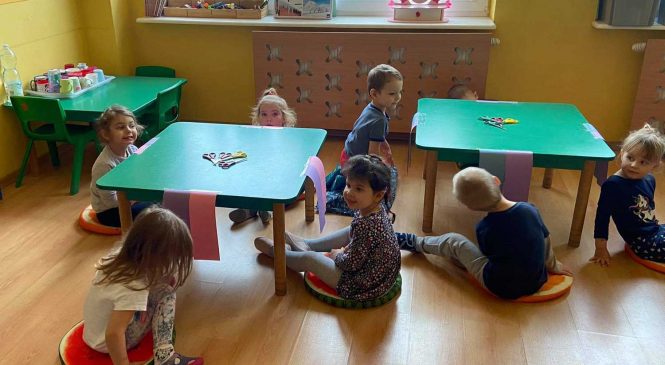 Uczymy się wycinać nożyczkami – gr. Słoneczka