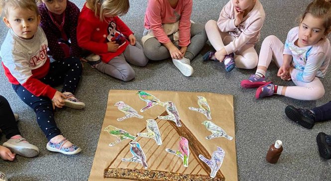 Wspólna praca plastyczna – ptaszki w karmniku – gr. „Słoneczka”