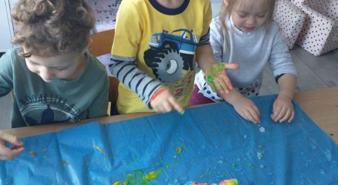 Zabawa polisenoryczna ze śniegiem w grupie Misi