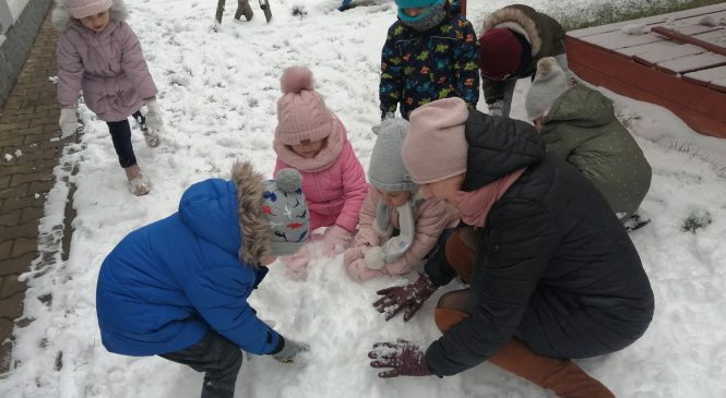 Zimowe szaleństwa dzieci z grupy Żabek