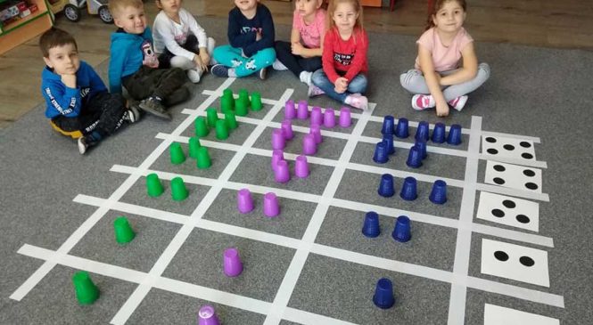 Kodowanie na dywanie w grupie Żabek 🐸