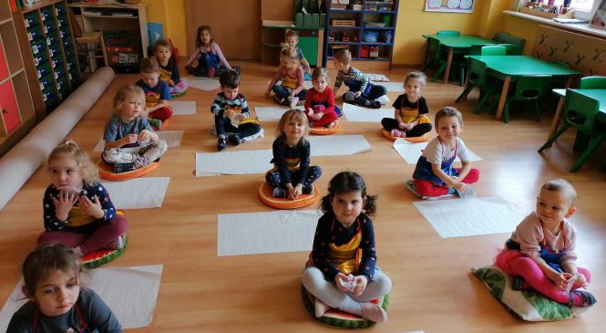 Obrazy muzyką malowane – gr. „Słoneczka” ☀️🎨🎼